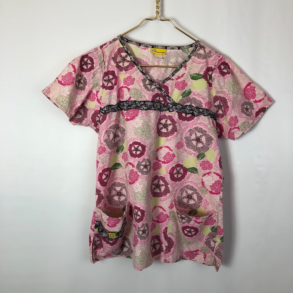 WonderWink women’s floral V-neck 3 pocket top SZ L